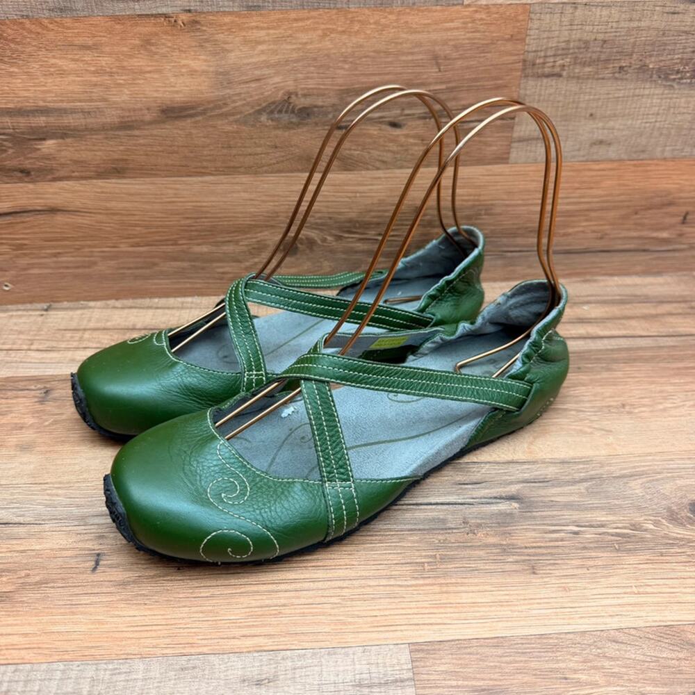 Ahnu Karma Latitude green size 8.5 leather yoga criss cross flats